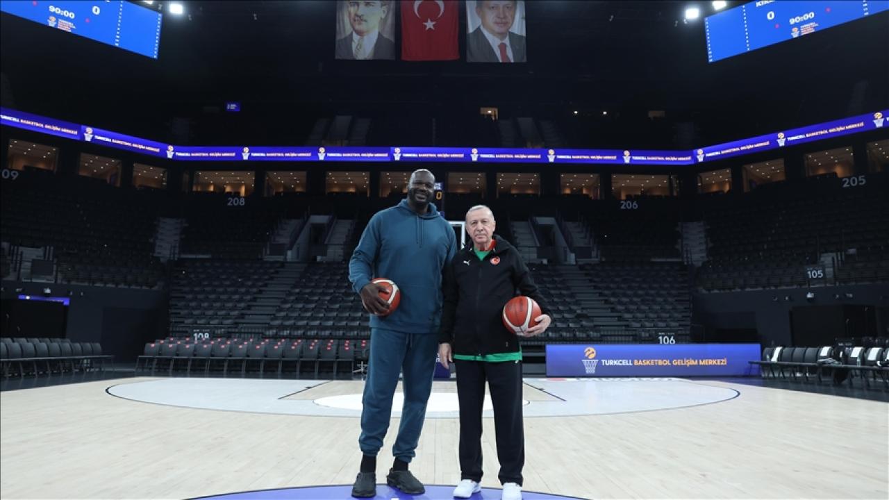 Cumhurbaşkanı Erdoğan, eski NBA oyuncusu Shaquille O'Neal ile basketbol oynadı