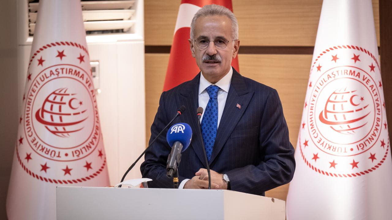 Bakan Uraloğlu, sınır hattında terör örgütü YPG/SDG yandaşlarının Türk bayrağına saldırısını lanetledi: