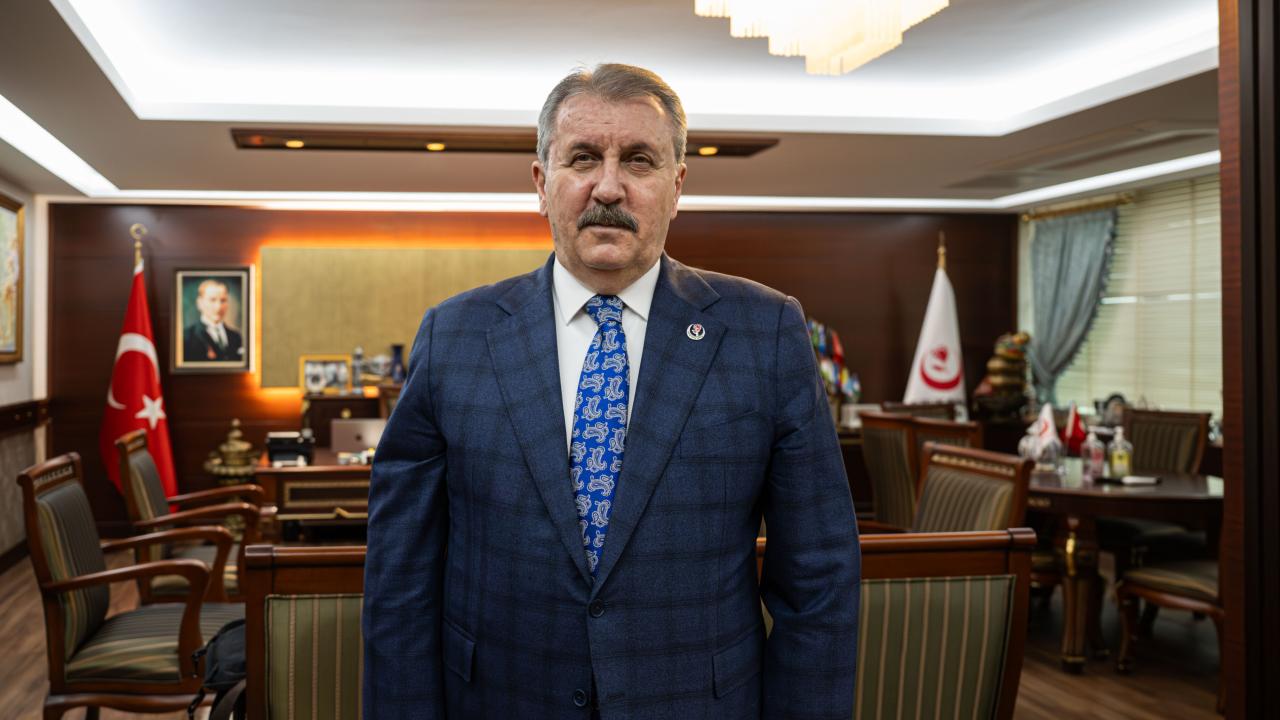 BBP Genel Başkanı Destici'den parti teşkilatlarına Türk Bayrağı asılması talimatı