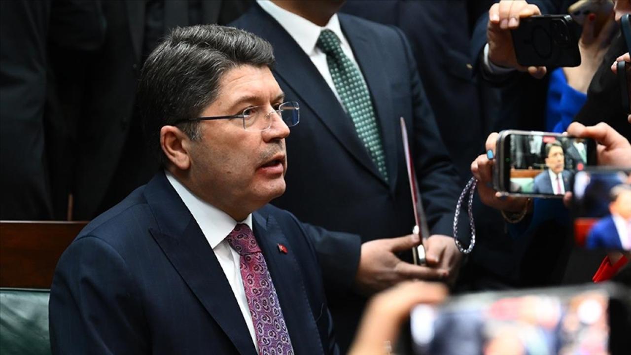 Bakan Tunç: Bayrak indirme olayıyla ilgili Nusaybin Cumhuriyet Başsavcılığının kararıyla 14 kişi gözaltına alındı