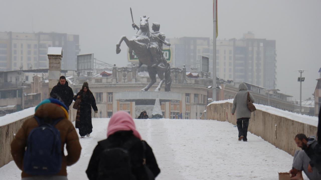 Kuzey Makedonya'nın başkenti Üsküp'te kar yağışı etkili oldu