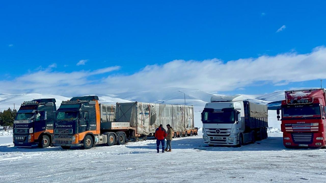 Ardahan'da tipi nedeniyle tırlara kapatılan Türkgözü-Posof-Damal yolu açıldı