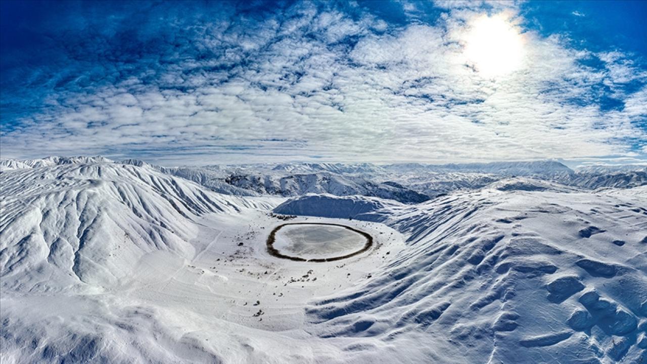 Erzincan'da beyaz örtüyle kaplanan Polat Gölü havadan görüntülendi