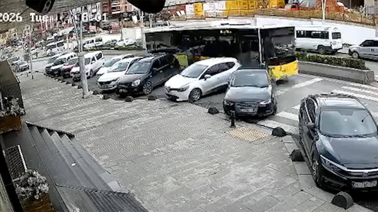 Esenler'de İETT otobüsünün park halindeki otomobillere çarpması kamerada