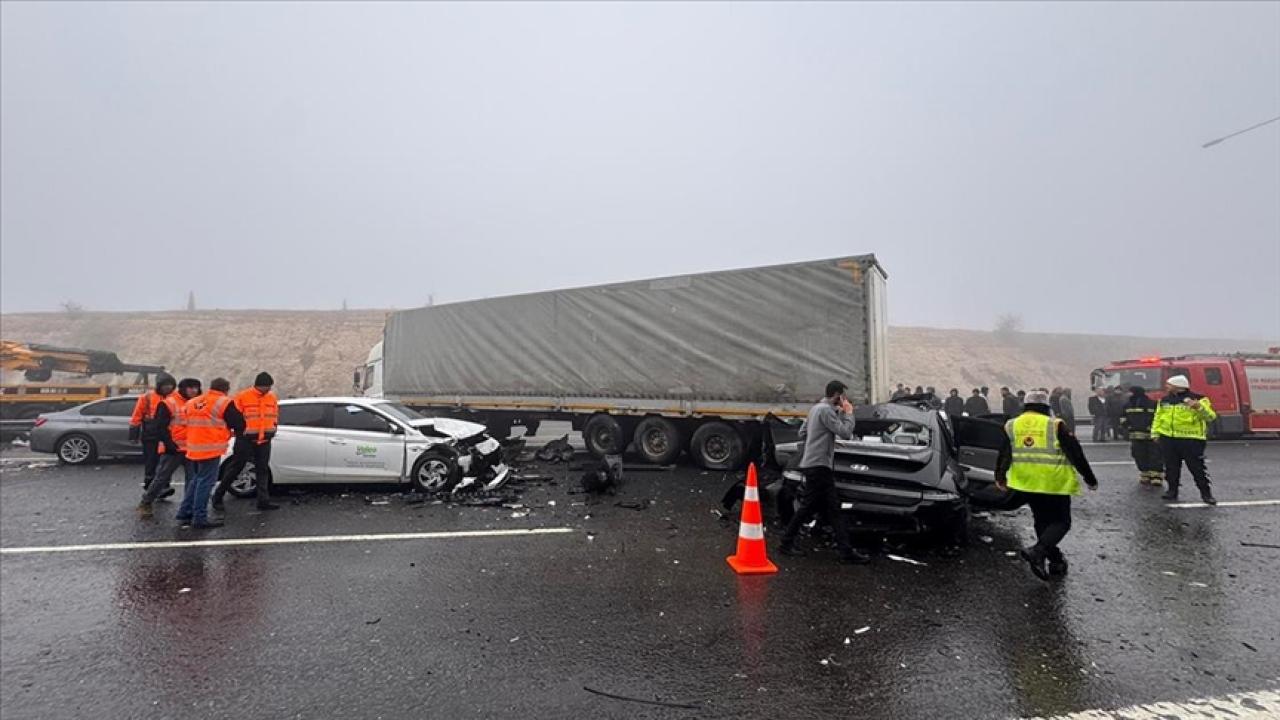 TAG Otoyolu'nda zincirleme trafik kazasında 2 kişi hayatını kaybetti, 10 kişi yaralandı