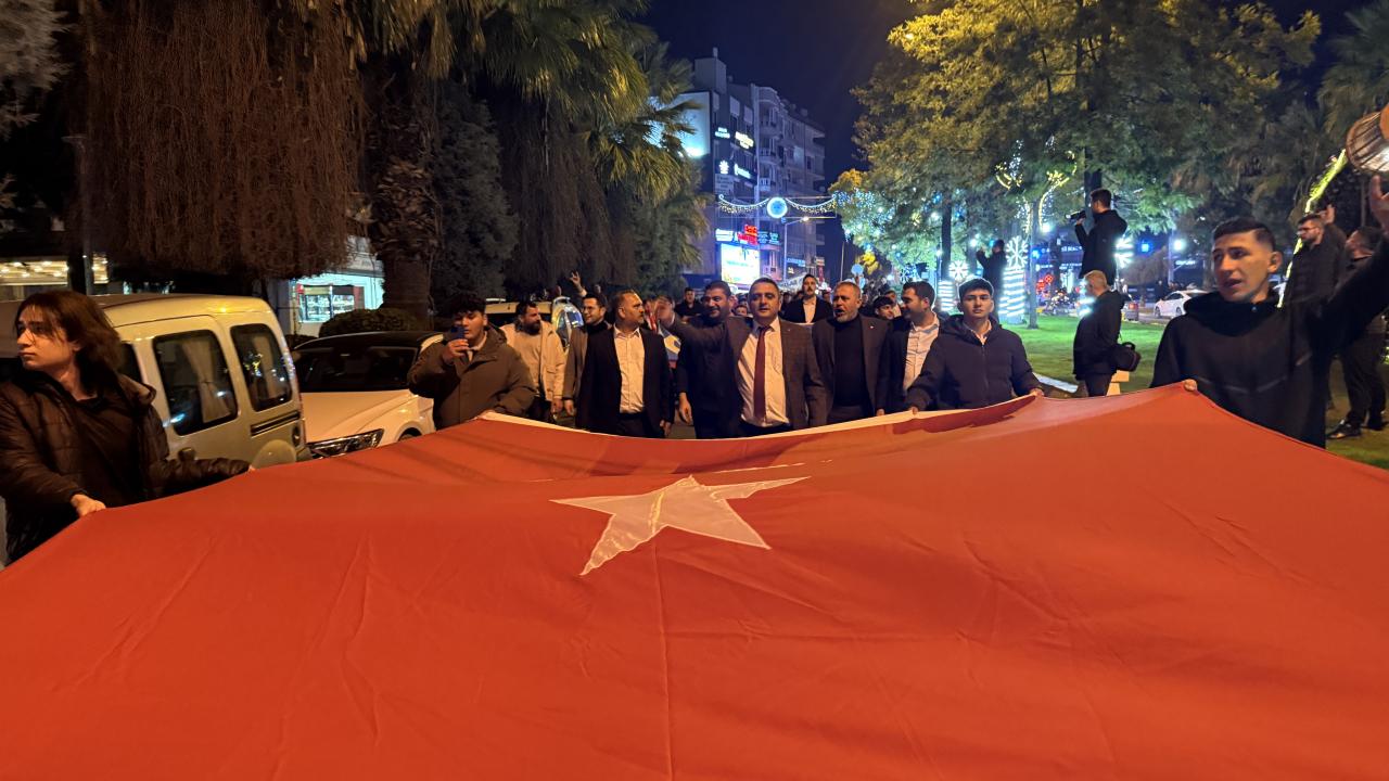 Aydın Ülkü Ocakları Türk bayrağıyla yürüyüş yaptı