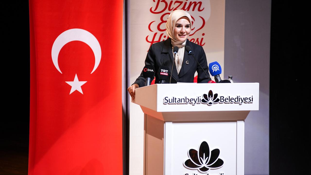 Bakan Göktaş, "Bizim Evin Hikayesi" tiyatro oyununun gala gösterimine katıldı