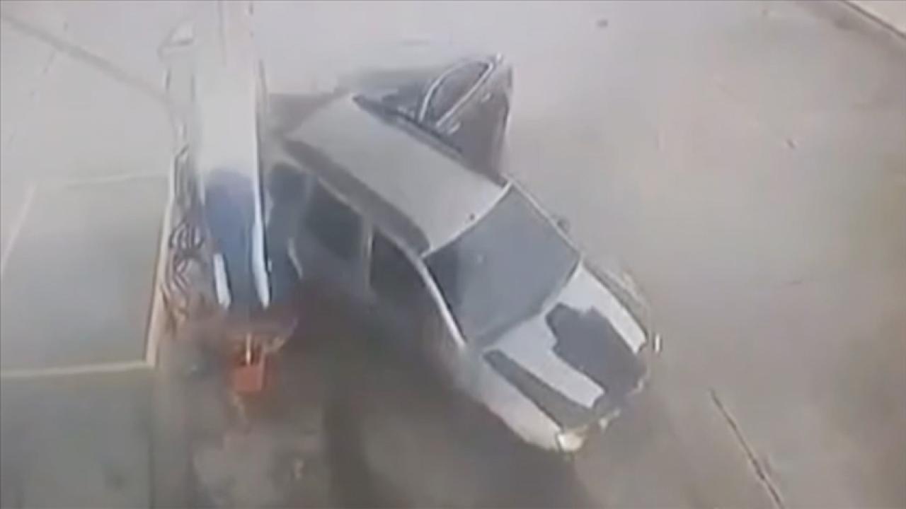 Antalya'da akaryakıt istasyonundaki kaza kameraya yansıdı