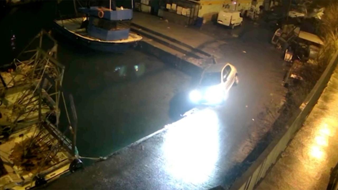 Sarıyer'de otomobilin mendirekte asılı kalması kamerada