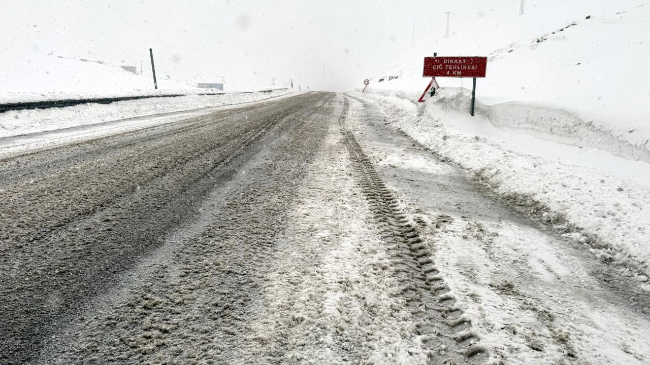 Ardahan-Şavşat kara yoluna düşen çığ ekiplerce temizlendi