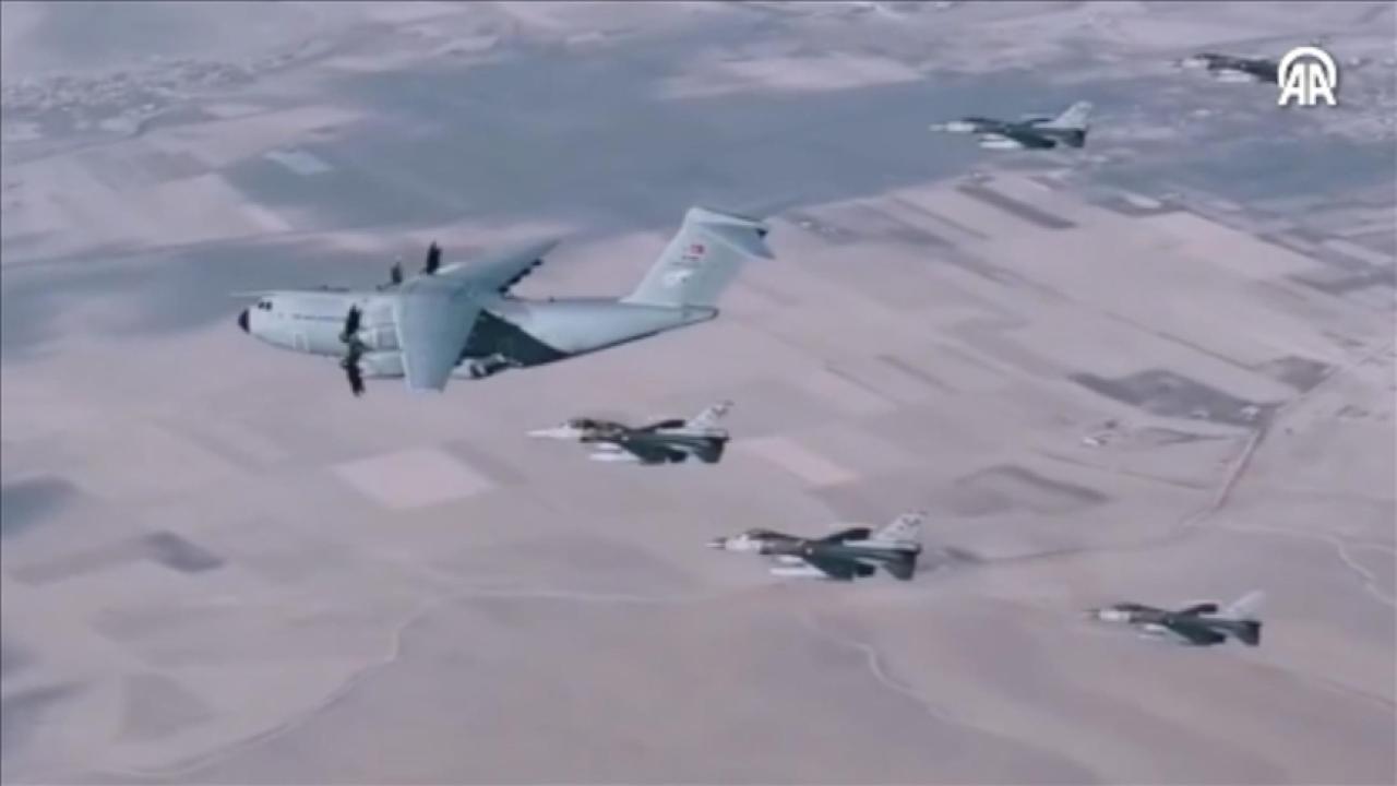 MSB, A400M uçağından yapılan paraşüt atlayışına ilişkin görüntüleri paylaştı