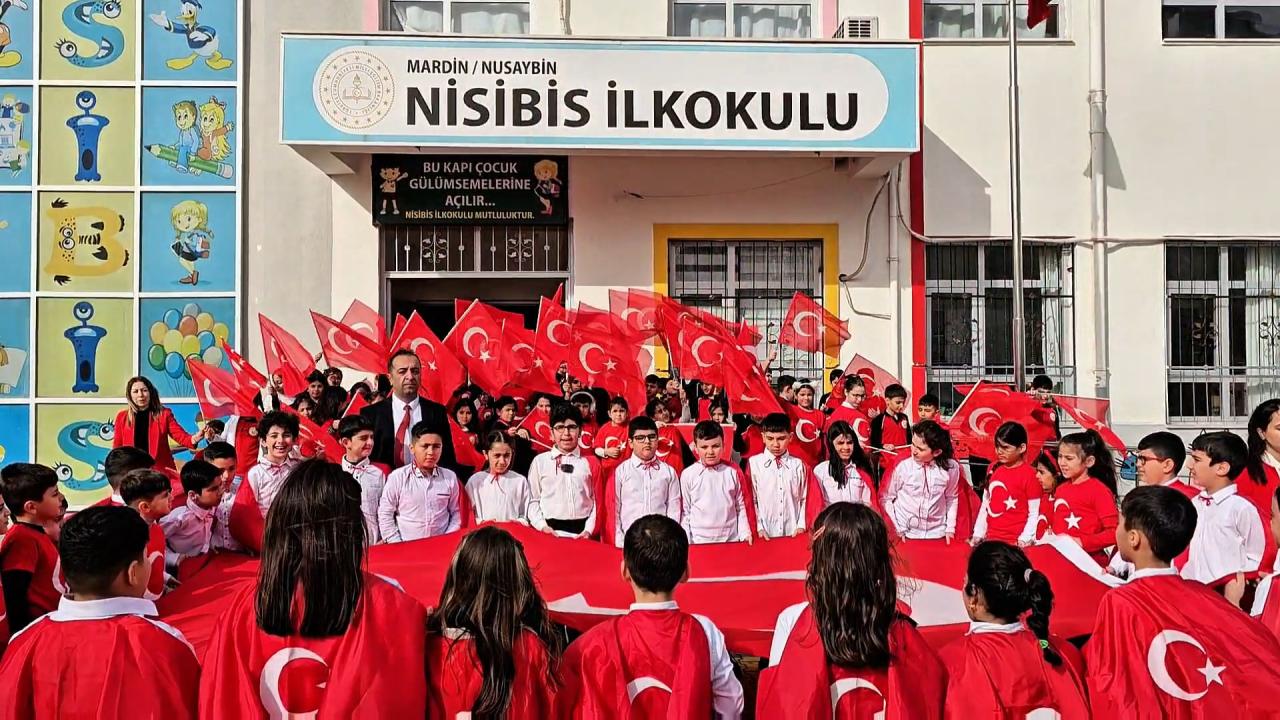 Nusaybin'de ilk ders "Bayrak Sevgisi" temasıyla başladı
