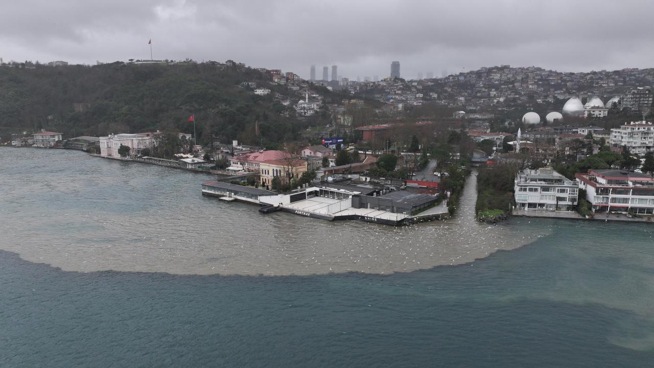 İstanbul'da kuvvetli yağışın ardından dereden Boğaz'a çamur aktı