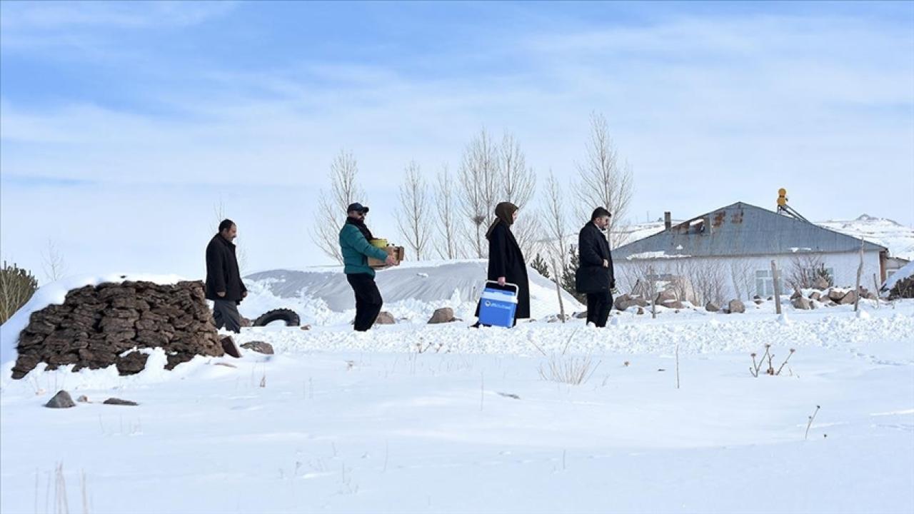 Sağlık çalışanları, kırsal mahallede yaşayanlar için karlı yollarda