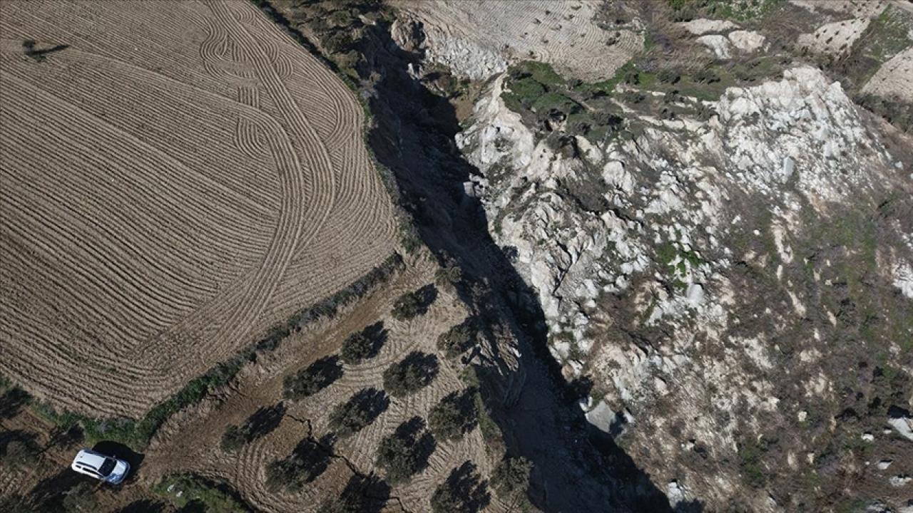 Hatay'da 400 metrelik fay yarığı oluşan zeytinlikte "toprak kayması" sürebilir uyarısı