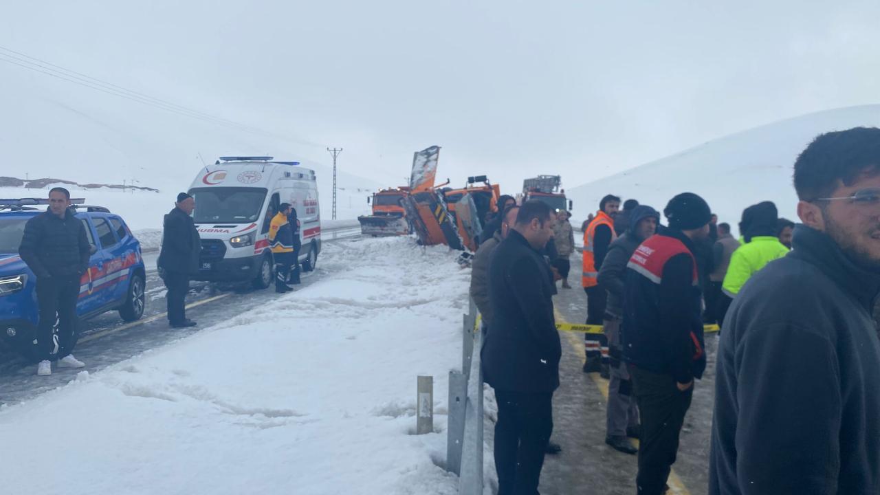 Van'da devrilen kar küreme aracındaki 2 kişi hayatını kaybetti