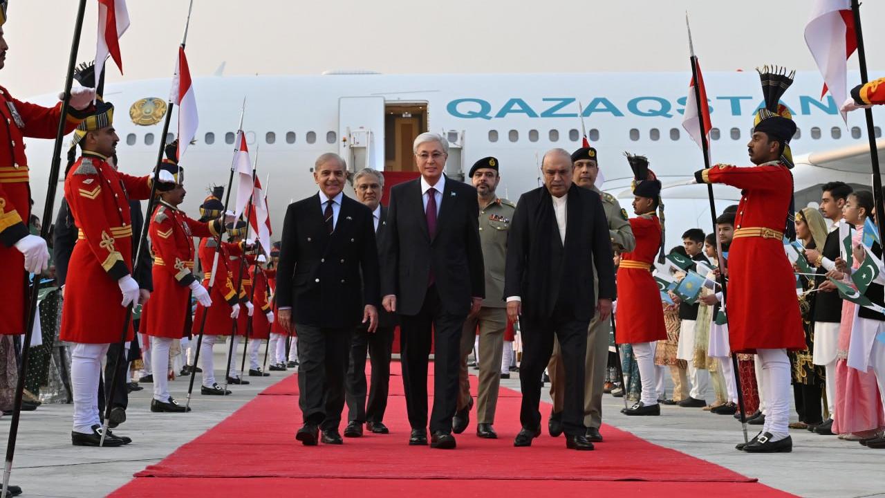 Kazakistan Cumhurbaşkanı Tokayev'in Pakistan'a resmi ziyareti başladı