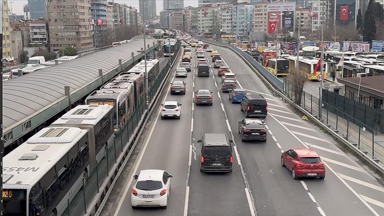 İstanbul'da bazı bölgelerde trafik yoğunluğu yaşanıyor