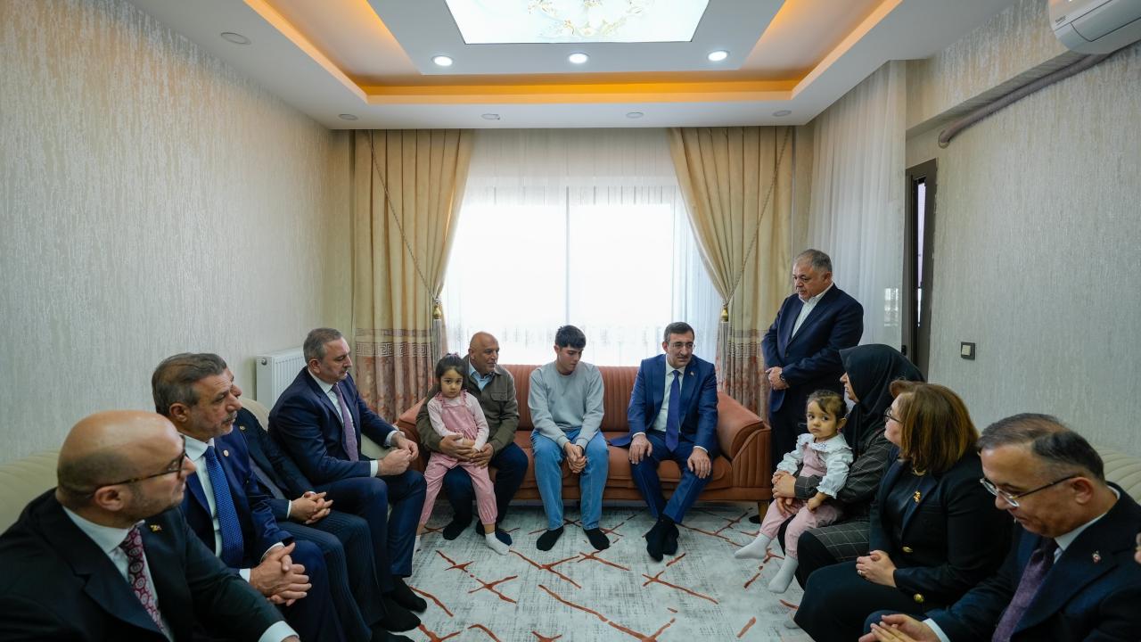 Cumhurbaşkanı Yardımcısı Yılmaz, Gaziantep'te depremzede Dalar ailesini ziyaret etti
