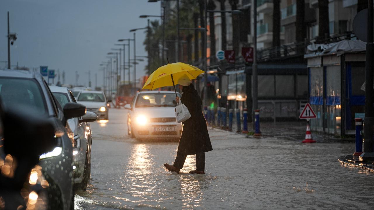 İzmir'de sağanak etkili oldu