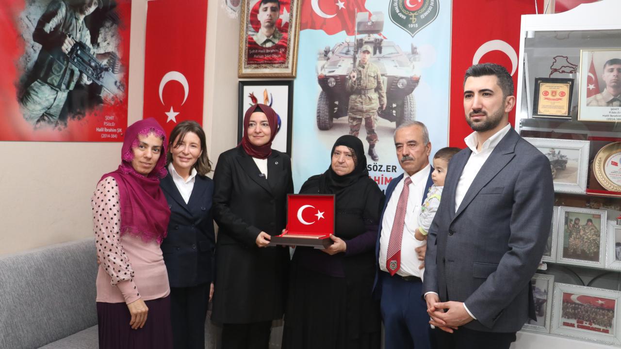 AK Parti Genel Başkan Yardımcısı Kaya, Adana'da şehit ailesi ve huzurevi sakinleriyle görüştü