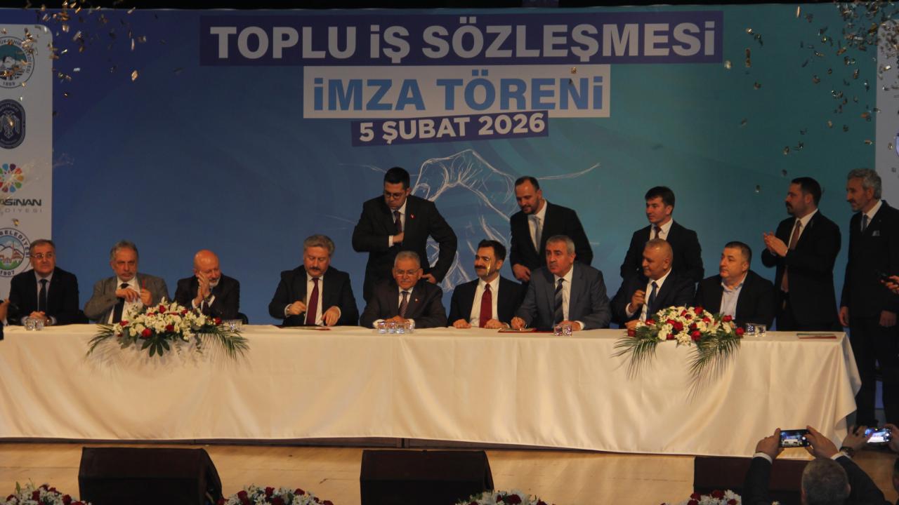 Kayseri'de 5 belediyede görev yapan işçiler, toplu iş sözleşmesini meşalelerle kutladı