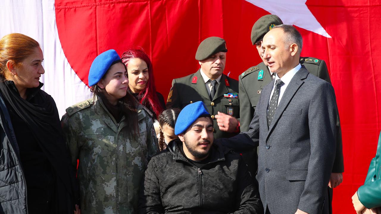 MSB'nin girişimleriyle afetzede genç kız, kendisine parka veren albayla buluştu