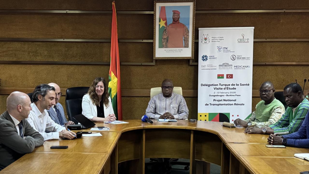 Burkina Faso Sağlık Bakanı Kargougou, Türk Büyükelçi Esirgen ile sağlıkçıları kabul etti