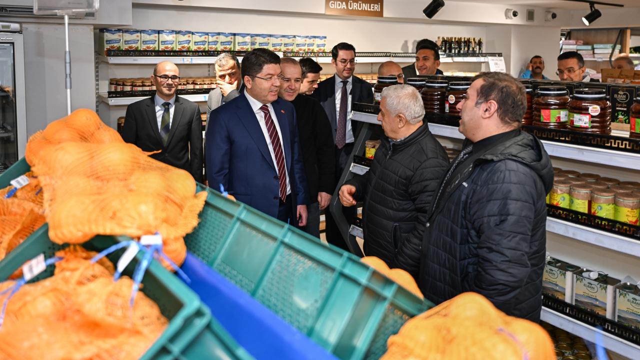 Adalet Bakanı Tunç, işyurtlarının Kızılay'daki satış mağazasında alışveriş yaptı
