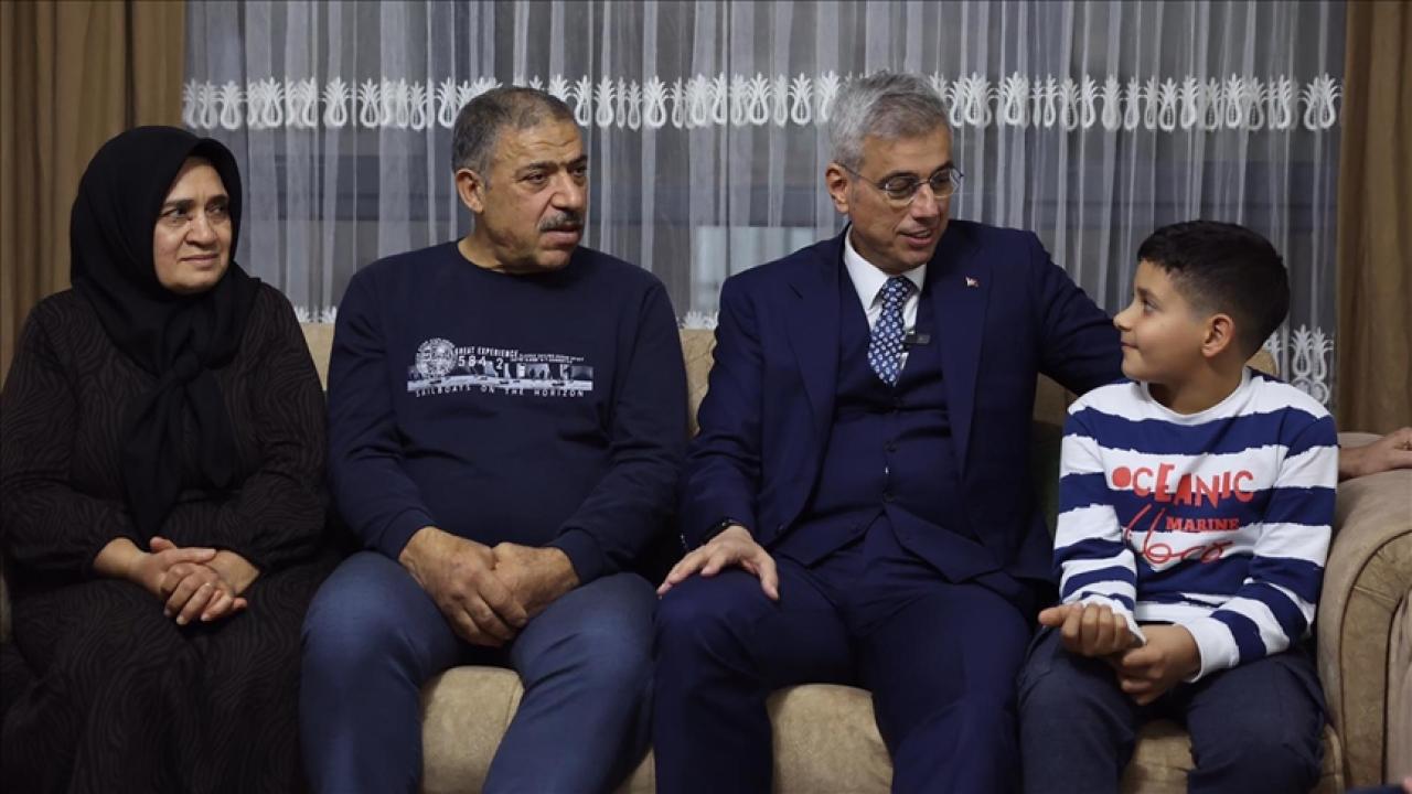 Sağlık Bakanı Memişoğlu, Hatay'da depremzede Gümüş ailesini ziyaret etti