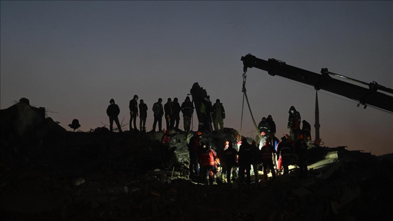 Bakanlar, 6 Şubat depremlerinde hayatını kaybedenleri andı