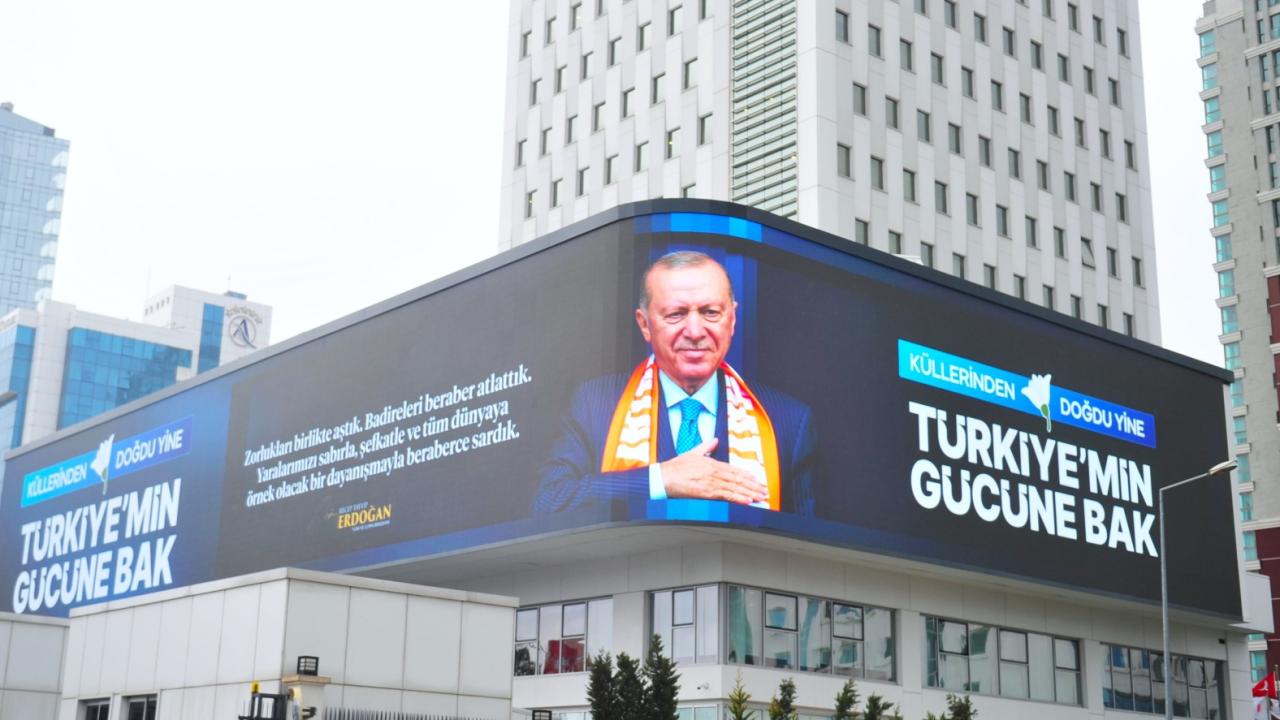 İletişim Başkanlığı, deprem bölgesindeki çalışmaları anlatan görselleri dijital gösterim ekranında yayınladı