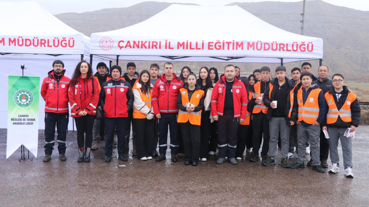 Çankırı'da öğretmen ve öğrencilerden deprem farkındalığı etkinliği