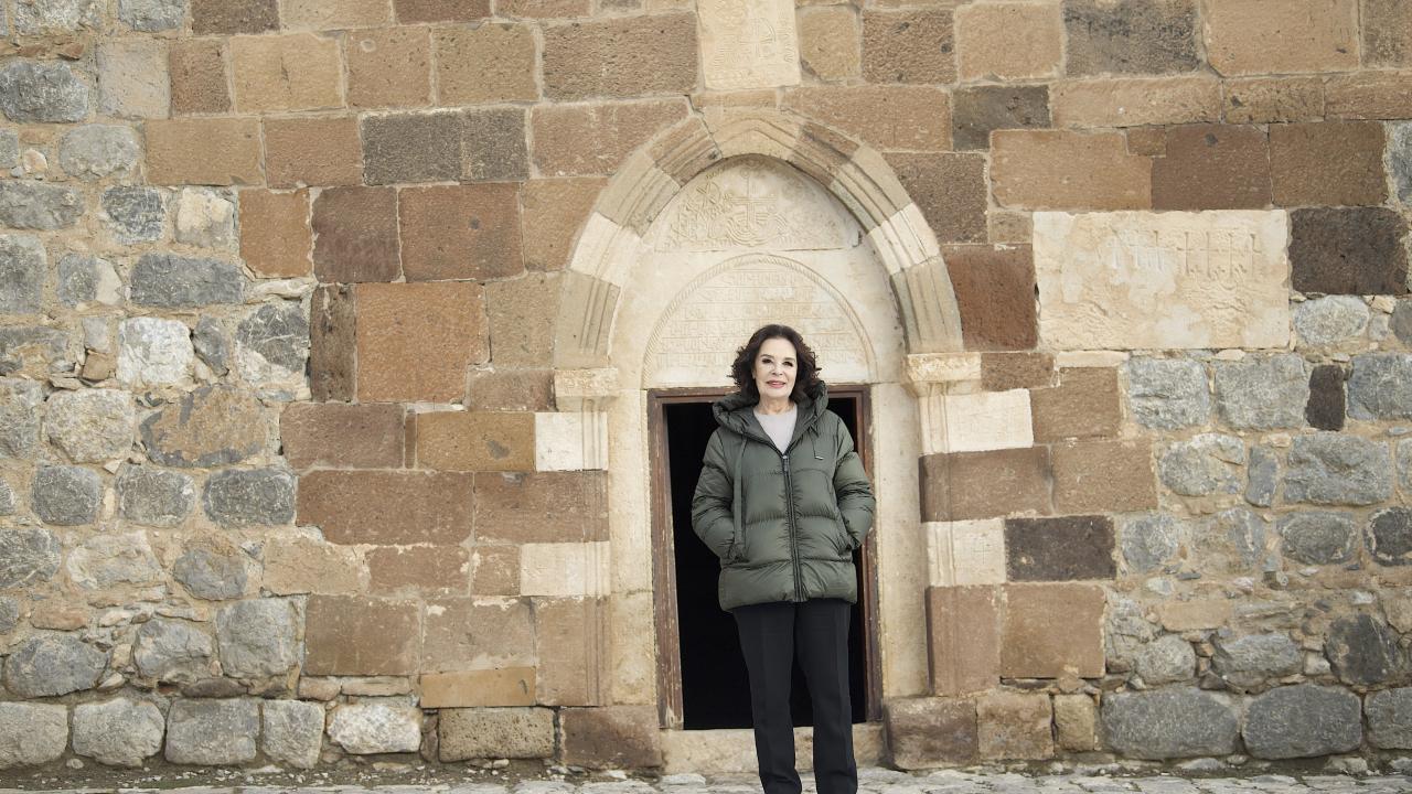 Sanatçı Hülya Koçyiğit, Akdamar Adası'nı gezdi