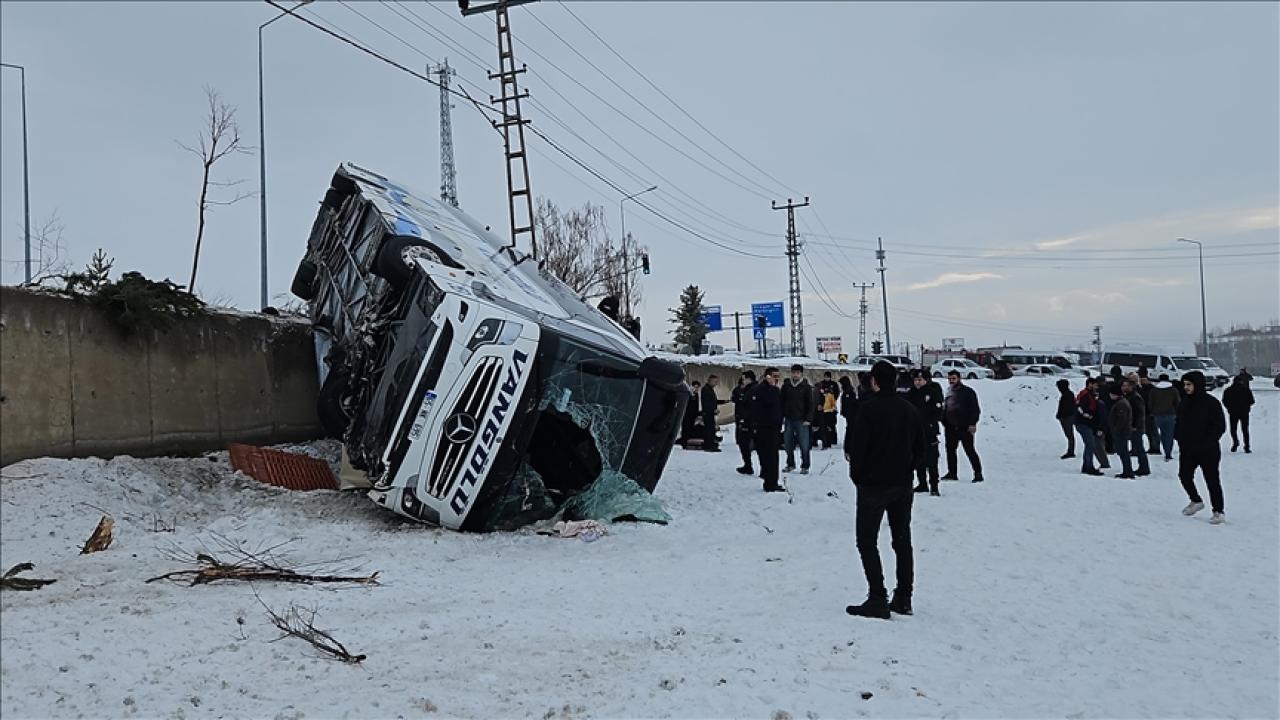 Ağrı'da yolcu otobüsünün devrilmesi sonucu 16 kişi yaralandı