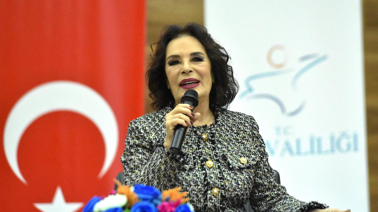 Sanatçı Hülya Koçyiğit, Van'da "Sinema ve Aile" konulu söyleşiye katıldı
