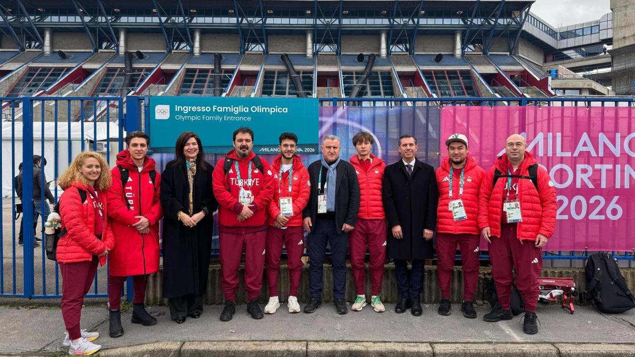 Bakan Bak, İtalya'da milli sporcuları ziyaret etti