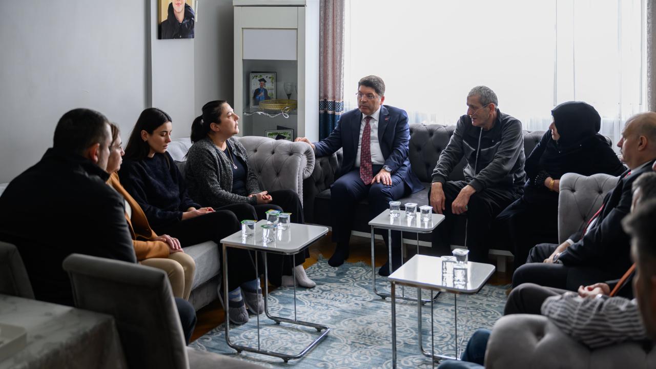 Adalet Bakanı Tunç, Güngören'de öldürülen Atlas Çağlayan'ın ailesini ziyaret etti