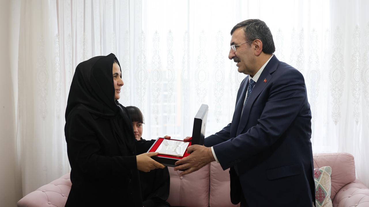 Cumhurbaşkanı Yardımcısı Yılmaz, Mersin'de şehit baba-oğulun ailesini ziyaret etti