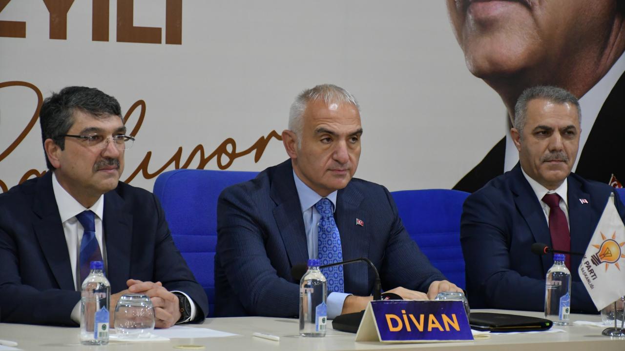 Bakan Ersoy: Bizim siyasetimiz tabela ile değil eserle yapılır