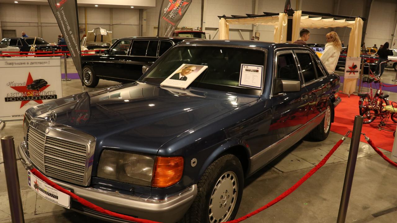 Klasik otomobil tutkunları Bulgaristan'ın başkenti Sofya'da buluştu