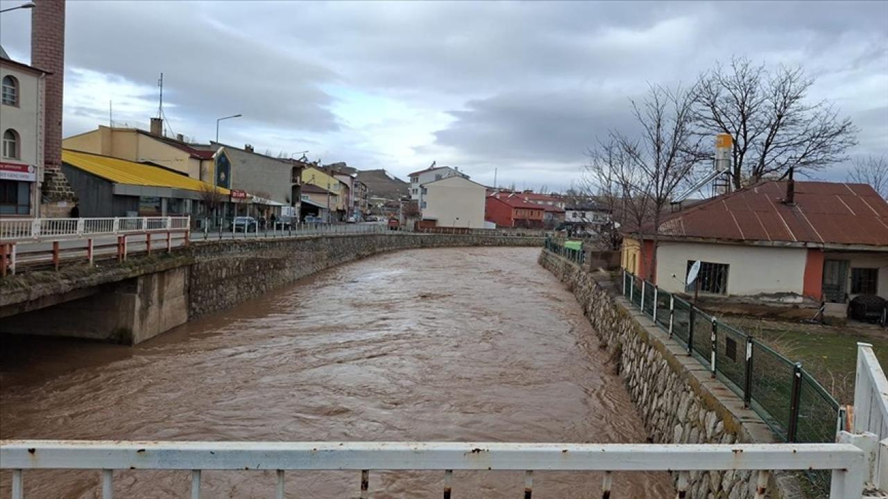 Sivas'ta eriyen kar sularıyla Tecer Irmağı'nın debisi yükseldi