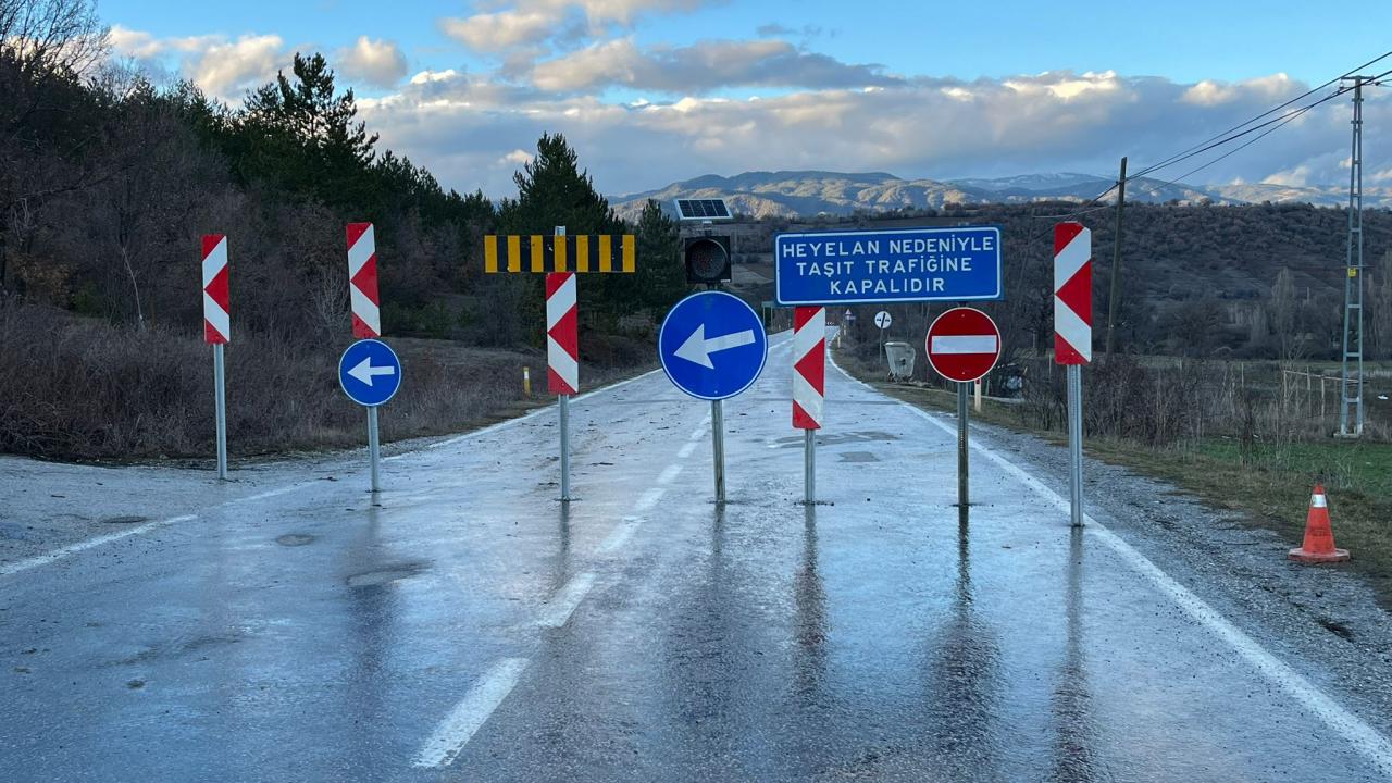 Çorum’da ayağı yıkılan köprü ulaşıma kapatıldı