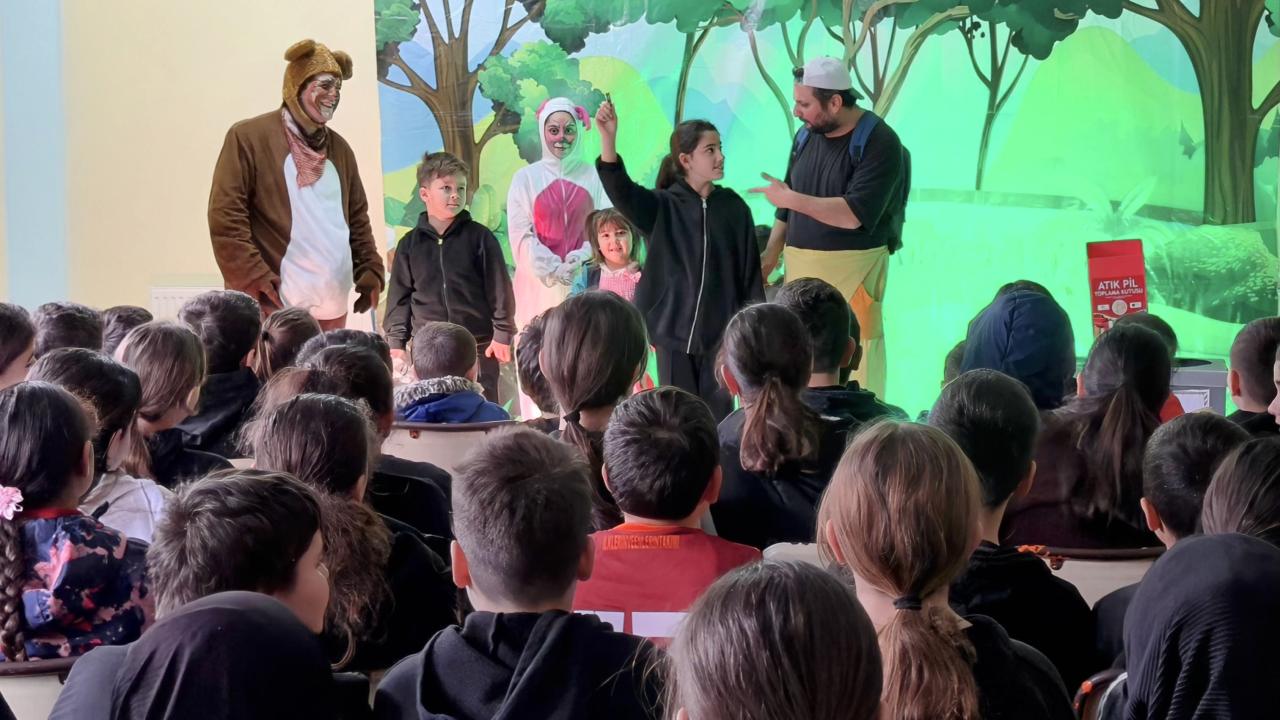 Sinop'ta sıfır atık ve geri dönüşümün önemi tiyatro oyunuyla anlatıldı