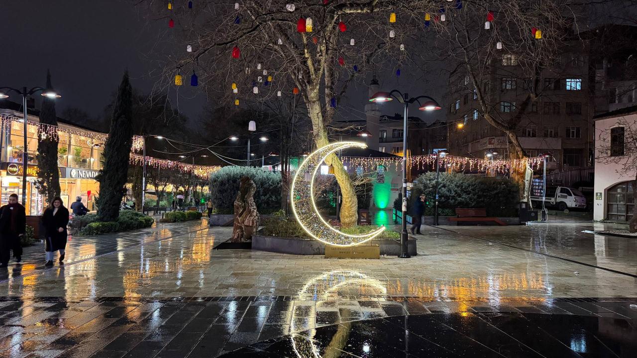 İstanbul'da cadde ve sokaklar Ramazan temalı süslemelerle ışıklandırıldı