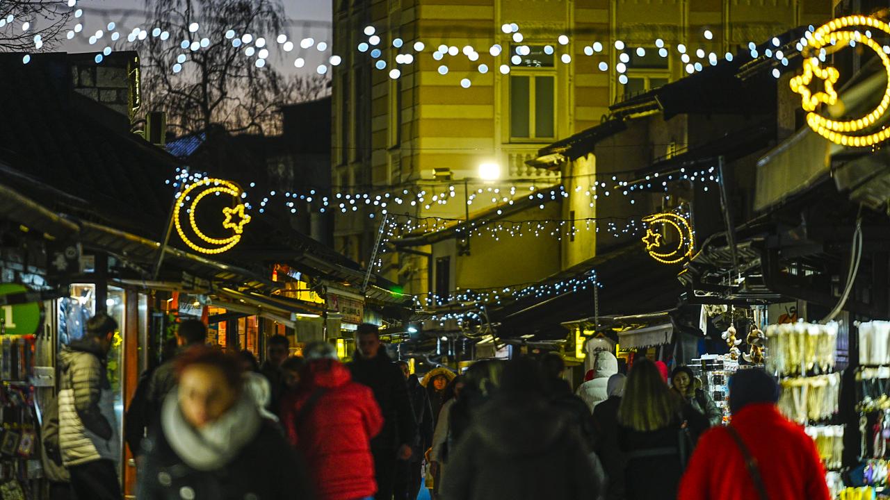 Saraybosna'daki tarihi Başçarşı Ramazan için "ay ve yıldız" motifli ışıklarla aydınlatıldı
