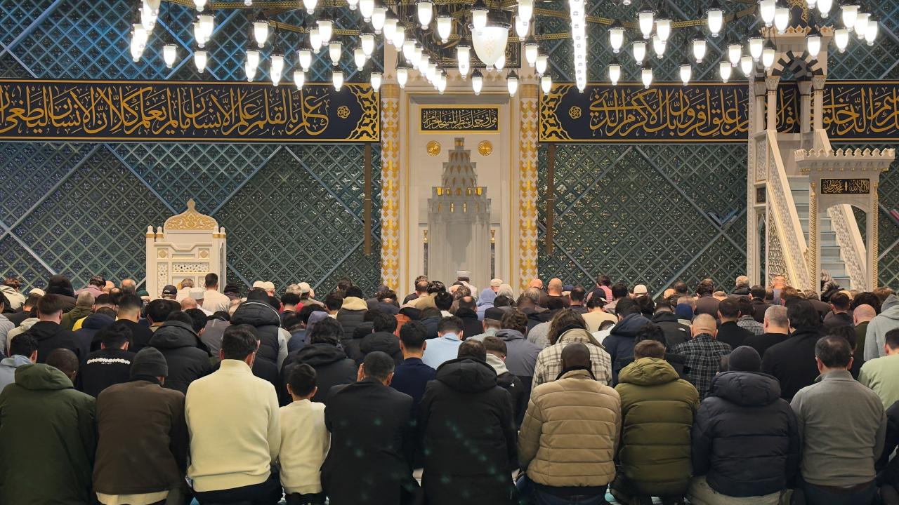Hollanda'da Ramazan ayının ilk teravih namazı eda edildi