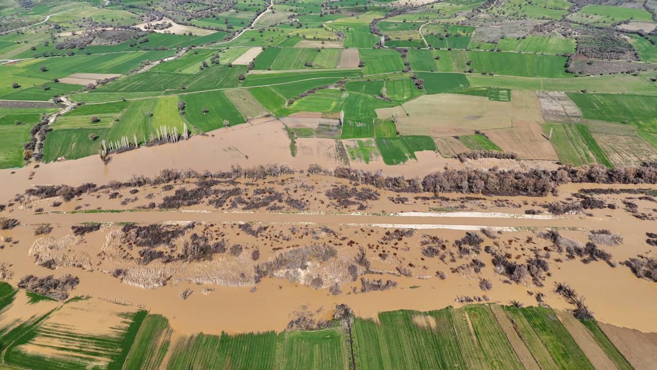 Gediz Nehri'nin Uşak'tan geçen bölümlerinde taşkın meydana geldi