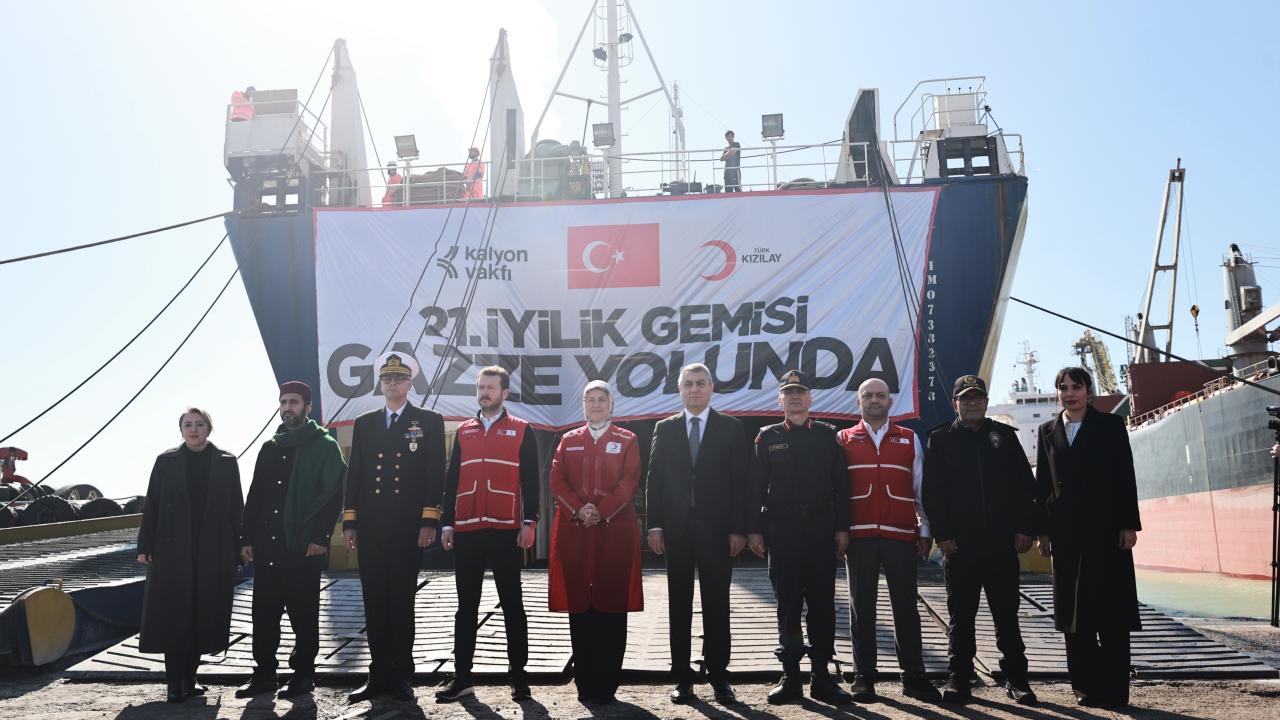 Türk Kızılay'ın Gazze için hazırladığı 21. "İyilik Gemisi" Mersin Limanı'ndan uğurlandı