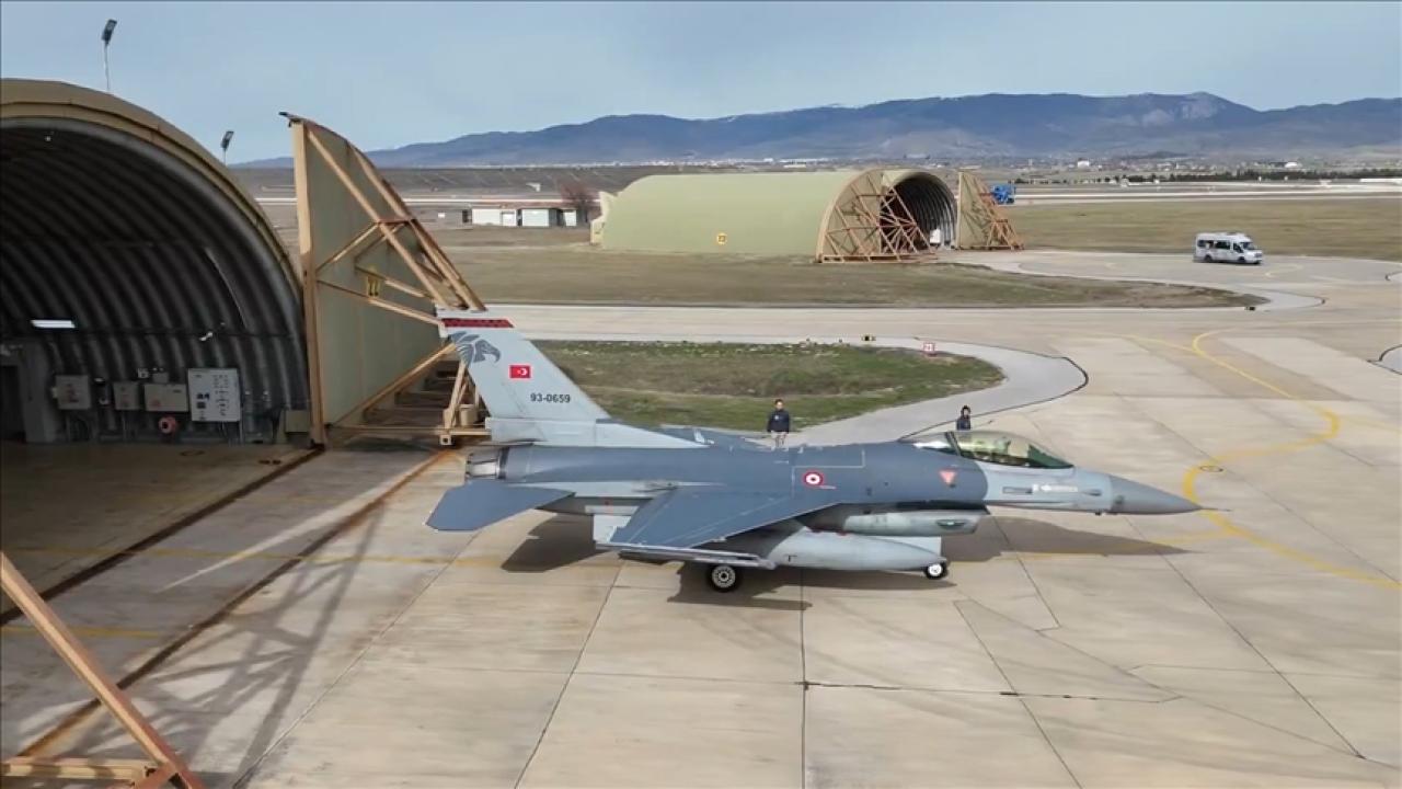 Hava Kuvvetleri Komutanlığına bağlı uçaklar Karadeniz üzerinde eğitim uçuşu yaptı